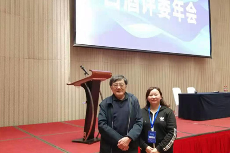 羅學艷和中國食品協會高景炎老師（左一）