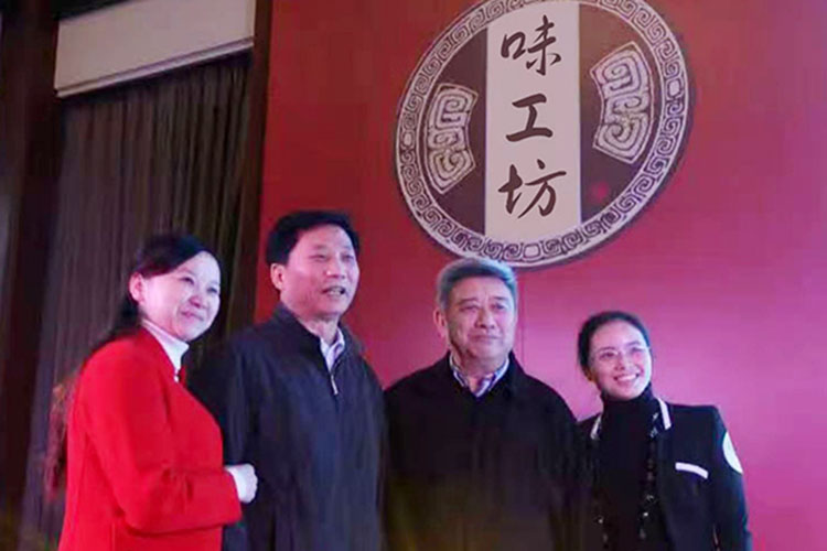 羅學艷和中國白酒協會王琦會長（左二）中國食品協會張勝明會長（左三）