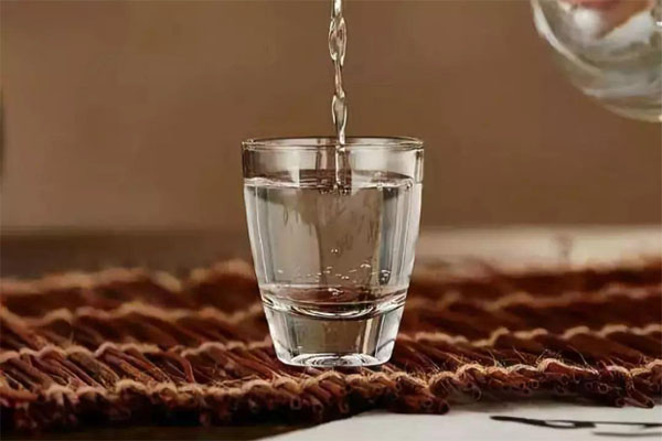 喝白酒的時候能不能同時喝水？